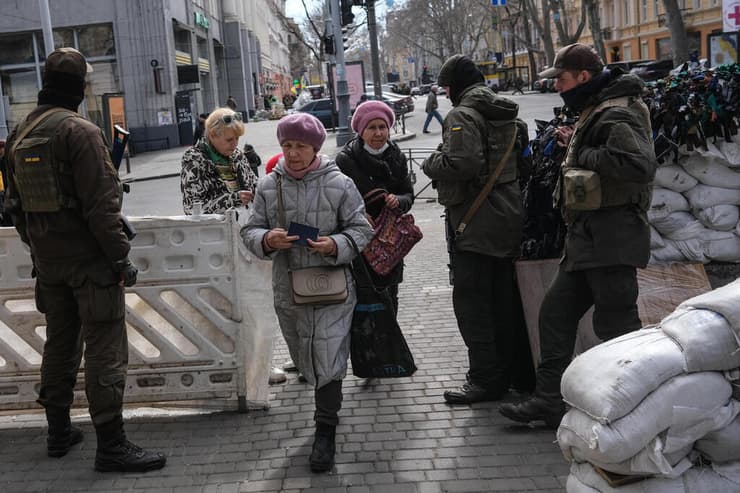 חיילים אוקראינים בודקים מסמכים באודסה