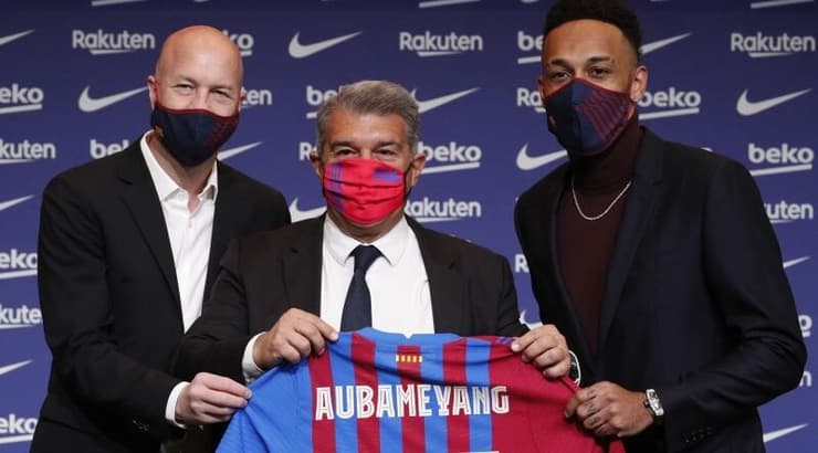 שותף לחיזוק. ג'ורדי עם לאפורטה בהצגת אובמיאנג (רויטרס) שותף לחיזוק. ג'ורדי עם לאפורטה בהצגת אובמיאנג