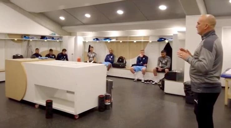 חזן והשחקנים בחדר ההלבשה