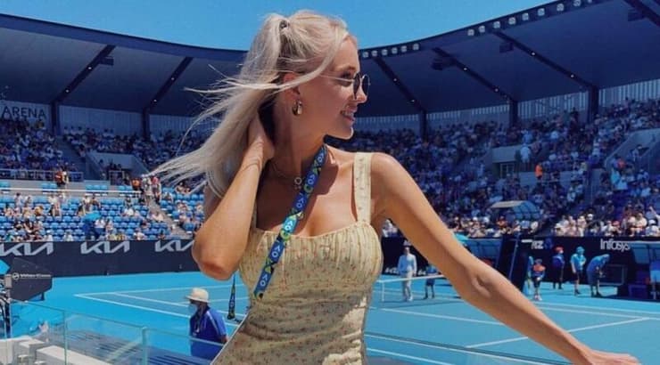 מלווה אותו. מורגן רידל (אינסטגרם) מלווה אותו. מורגן רידל