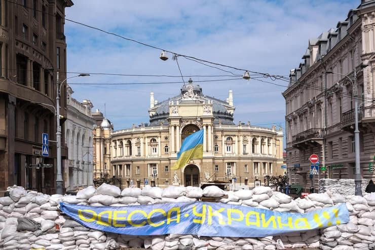 שלט "אודסה אוקראינית" על שקי חול מול בניין תיאטרון האקדמיה לאופרה ובלט באודסה