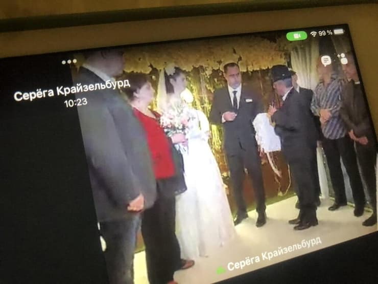 המשפחה מלווה את חתונת הבת בעפולה דרך אפליקציית וויבר מאוקראינה המופגזת