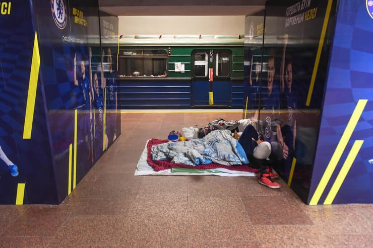 אזרחים מסתתרים בתחנת רכבת תחתית בחרקוב