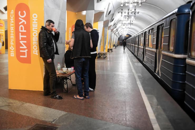 אזרחים מסתתרים בתחנת רכבת תחתית בחרקוב