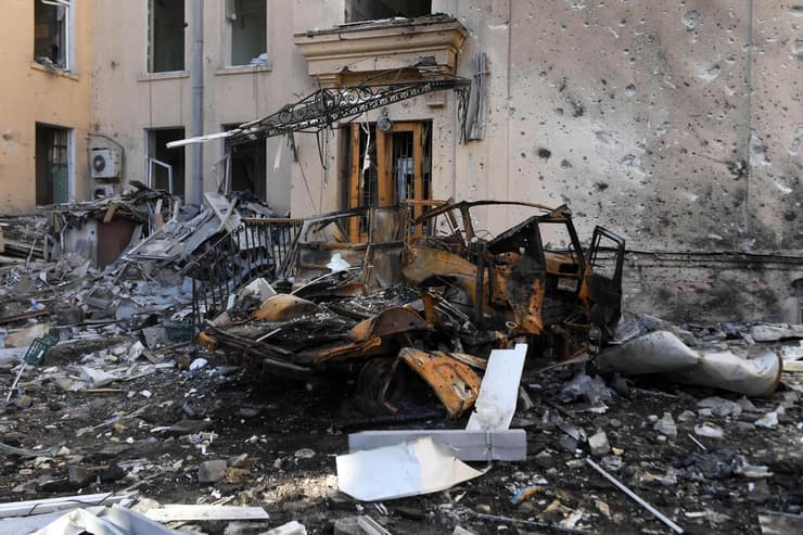 חרקוב מכונית שנהרסה בהפצצות נזק הרס הריסות משבר מלחמה רוסיה אוקראינה 