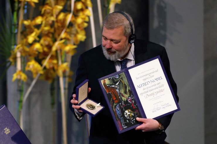 רוסיה דמיטרי מורטוב חתן פרס נובל לשלום תורם את המדליה למען הפליטים מ אוקראינה