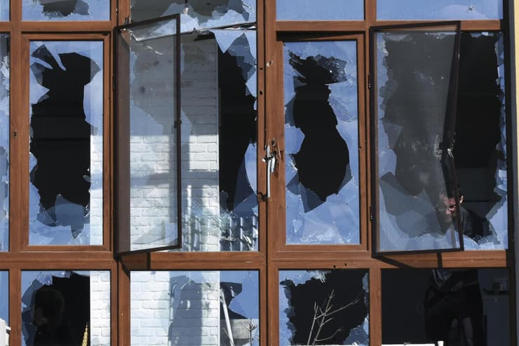חלונות מנופצים של בניין באודסה אוקראינה אחרי הפגזה רוסית