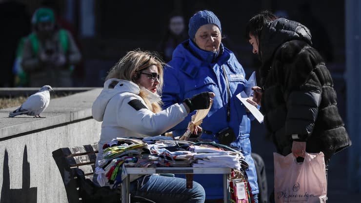  אישה מוכרת גרביים ברחוב במוסקבה