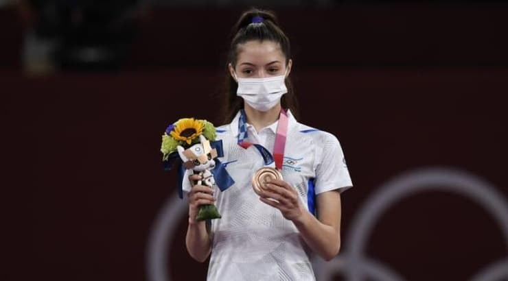 אבישג סמברג על הפודיום (עמית שיסל, הוועד האולימפי בישראל) אבישג סמברג על הפודיום