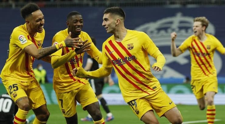 שחקני ברצלונה חוגגים עם פראן טורס