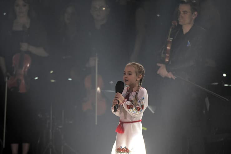אוקראינה אמליה אניסוביץ' ילדה אוקראינית פליטה שרה ב פולין
