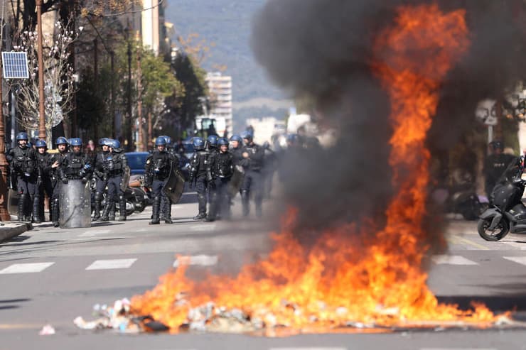 צרפת קורסיקה מהומות יבאן קולונה ש נרצח ב כלא מנהיג לאומיות עצמאות אוטונומיה