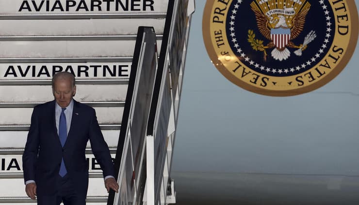 נשיא ארה"ב ג'ו ביידן נוחת ב בריסל בלגיה לקראת פסגת נאט"ו שתדון ב מלחמה אוקראינה