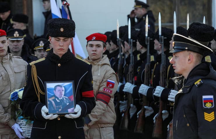 הלוויה ב סבסטופול ב חצי האי קרים ל אנדריי פאלי סגן מפקד הצי של רוסיה ב הים השחור שנהרג ב קרבות במריופול שב אוקראינה