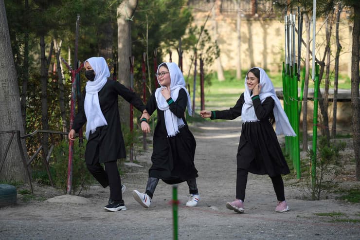 תלמידות ב בית ספר תיכון ב קאבול אפגניסטן חוזרות ללמוד, רגע לפני סגירת התיכונים שלהן מחדש על ידי ה טליבאן