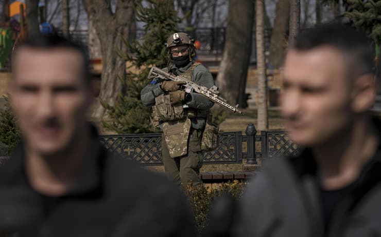 חיילים מאבטחים כנס עיתונארים של ראש העיר קייב ויטלי קליצ'קו  