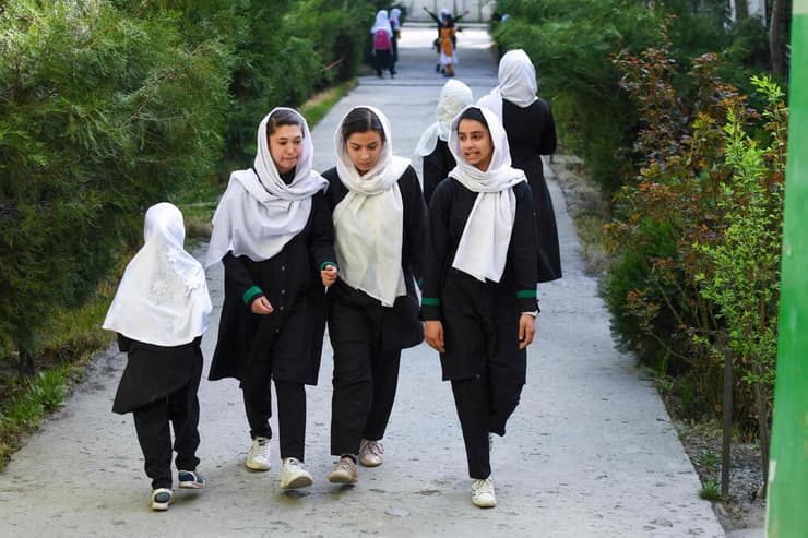 תלמידות ב בית ספר תיכון ב קאבול אפגניסטן חוזרות ללמוד, רגע לפני סגירת התיכונים שלהן מחדש על ידי ה טליבאן