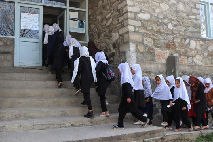 תלמידות ב בית ספר תיכון ב פנג'שיר אפגניסטן חוזרות ללמוד, רגע לפני סגירת התיכונים שלהן מחדש על ידי ה טליבאן
