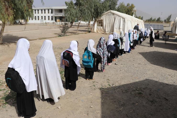 ילדות תלמידה תלמידות ב בית ספר יסודי ב קנדהאר אפגניסטן תחת שלטון ה טליבאן