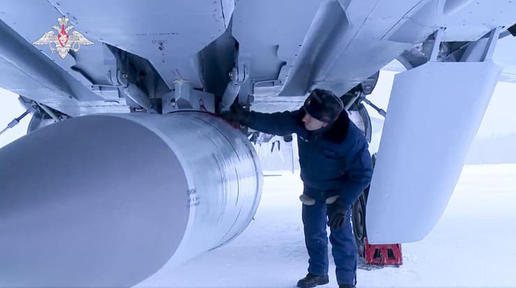 טכנאי של צבא רוסיה בודק את הטיל שמחובר למטוס