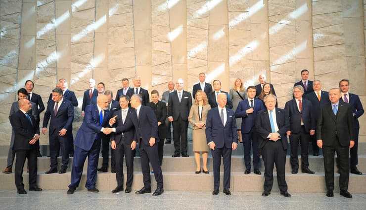 מנהיגי ברית נאט"ו צילום משותף ב בריסל בלגיה  בעקבות פלישת רוסיה ל אוקראינה משבר מלחמה 
