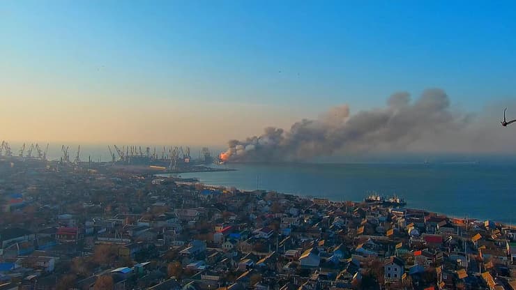עשן מ הפגזה ב נמל אוקראינה טוענת ש השמידה ספינה של חיל הים ה רוסי ב נמל העיר ה כבושה ברדיאנסק