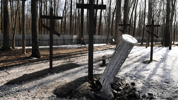 פצצת מצרר רוסית ליד בית הקברות בחרקוב משבר מלחמה רוסיה אוקראינה 
