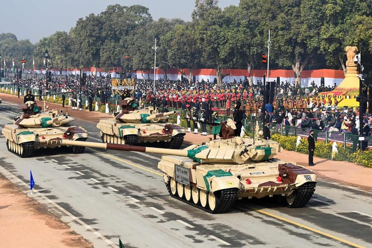 טנק T-90 מתוצרת רוסיה של צבא הודו ב תהלוכה צבאית ב ניו דלהי ב-2021
