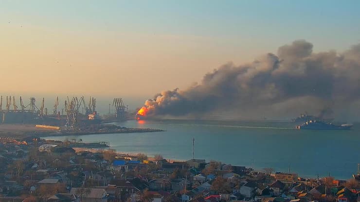 עשן מ הפגזה ב נמל אוקראינה טוענת ש השמידה ספינה של חיל הים ה רוסי ב נמל העיר ה כבושה ברדיאנסק