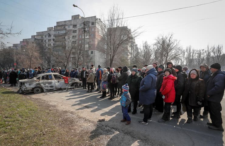 חיילים של צבא רוסיה מחלקים סיוע הומניטרי לתושבים ב מריופול אוקראינה