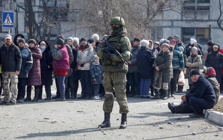 חיילים של צבא רוסיה מחלקים סיוע הומניטרי לתושבים ב מריופול אוקראינה