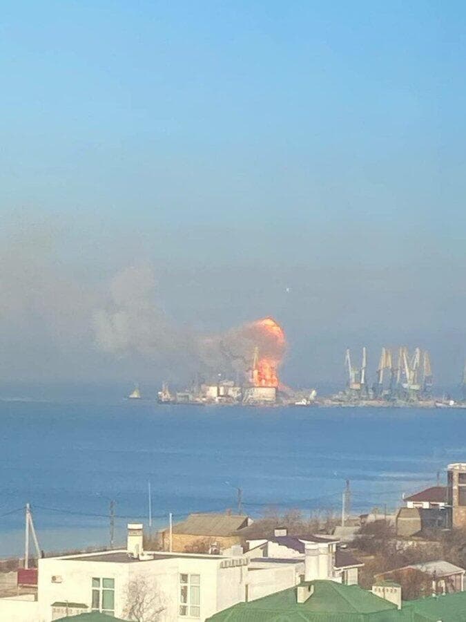 אוקראינה טוענת שהשמידה ספינה של חיל הים ה רוסי ב נמל העיר הכבושה ברדיאנסק 