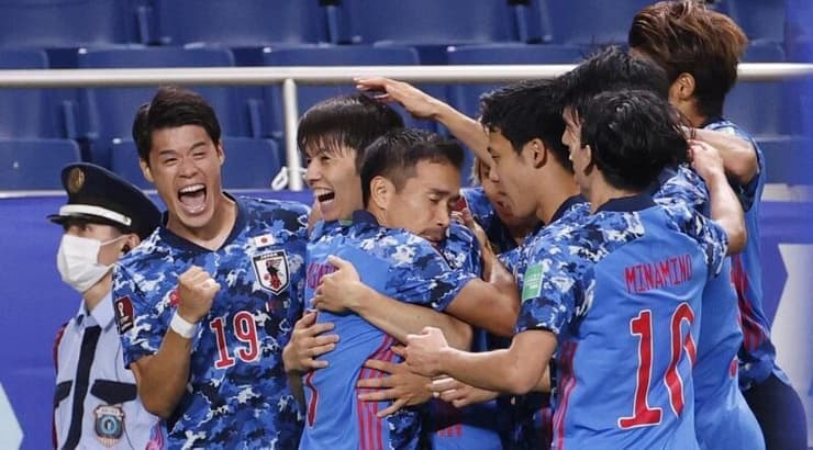 שחקני נבחרת יפן חוגגים (רויטרס) שחקני נבחרת יפן חוגגים