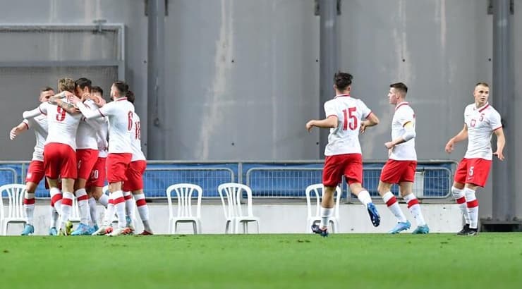 שחקני נבחרת פולין חוגגים