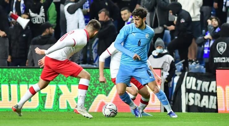 מוחמד כנאען עם הכדור