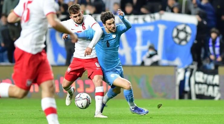 מוחמד כנעאן מנסה לשמור על הכדור