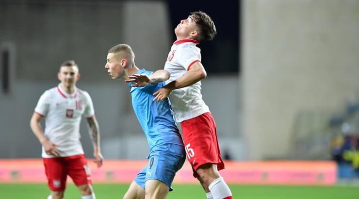 סוף פודגוראנו נעבק על הכדור