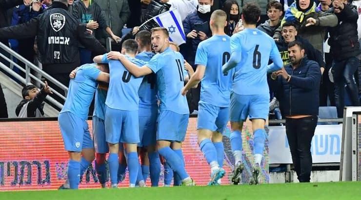 ליאל עבדה חוגג עם חבריו