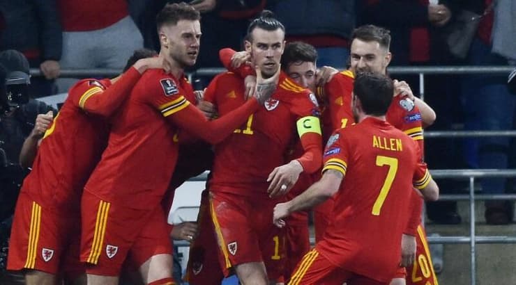 גארט בייל חוגג עם שחקני וויילס (רויטרס) גארט בייל חוגג עם שחקני וויילס