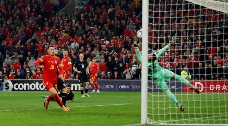 גארת' בייל כובש (רויטרס) גארת' בייל כובש