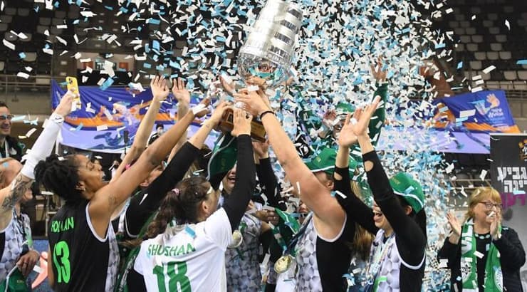 שחקניות מכבי חיפה חוגגות גביע (עמרי שטיין) שחקניות מכבי חיפה חוגגות גביע