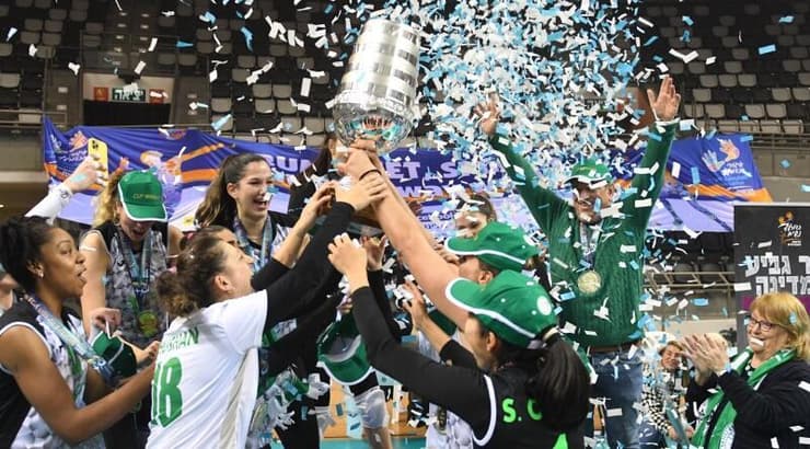 שחקניות מכבי חיפה חוגגות גביע (עמרי שטיין) שחקניות מכבי חיפה חוגגות גביע