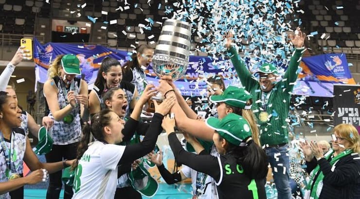 שחקניות מכבי חיפה חוגגות גביע (עמרי שטיין) שחקניות מכבי חיפה חוגגות גביע