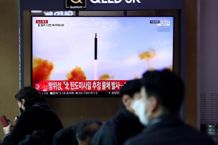 תחנת רכבת ב סיאול דרום קוריאה צופים בשיגור טיל בליסטי של צפון קוריאה