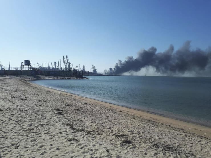 ברדיאנסק עשן מהפגזה בנמל  אוקראינה 