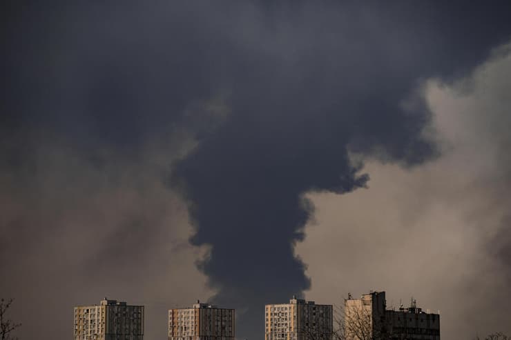 קייב עשן כבד בעקבות הפצצה רוסית 