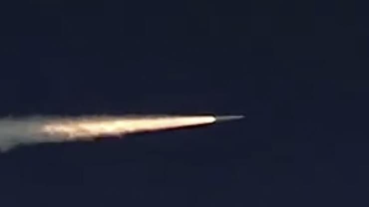 טיל קינז'אל בפעולה במהלך ניסוי. במוסקבה טוענים שיכול להגיע למהירות של 10 מאך