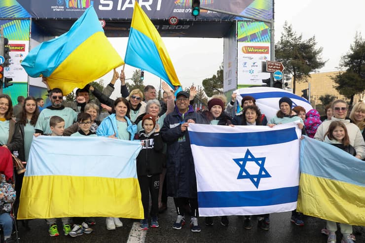 דגלי ישראל ואוקראינה במקצה הקהילות במרתון ירושלים 