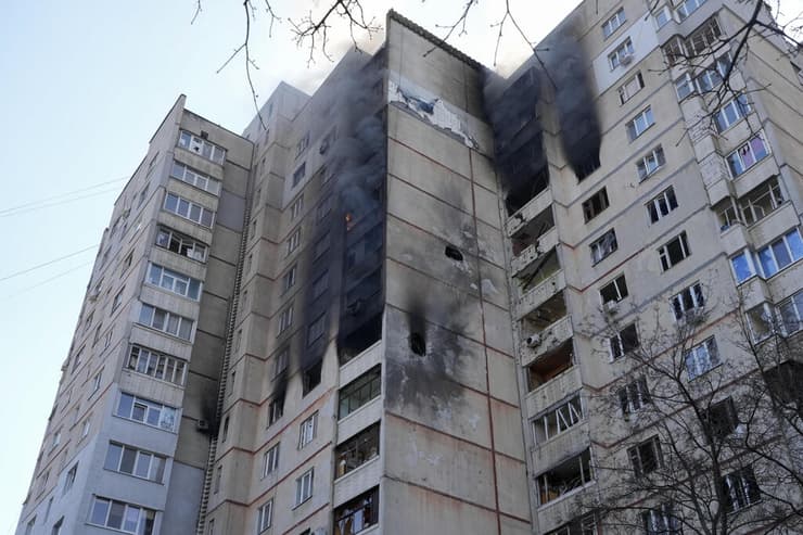 חרקוב חורים במבנה מגורים  מארטלריה רוסית משבר מלחמה רוסיה אוקראינה 