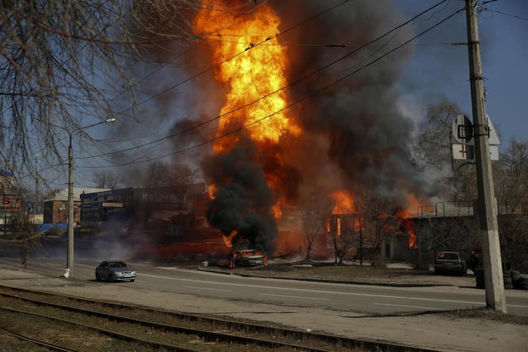שריפה אחרי הפגזה בחרקוב משבר מלחמה רוסיה אוקראינה  נזק הרס 